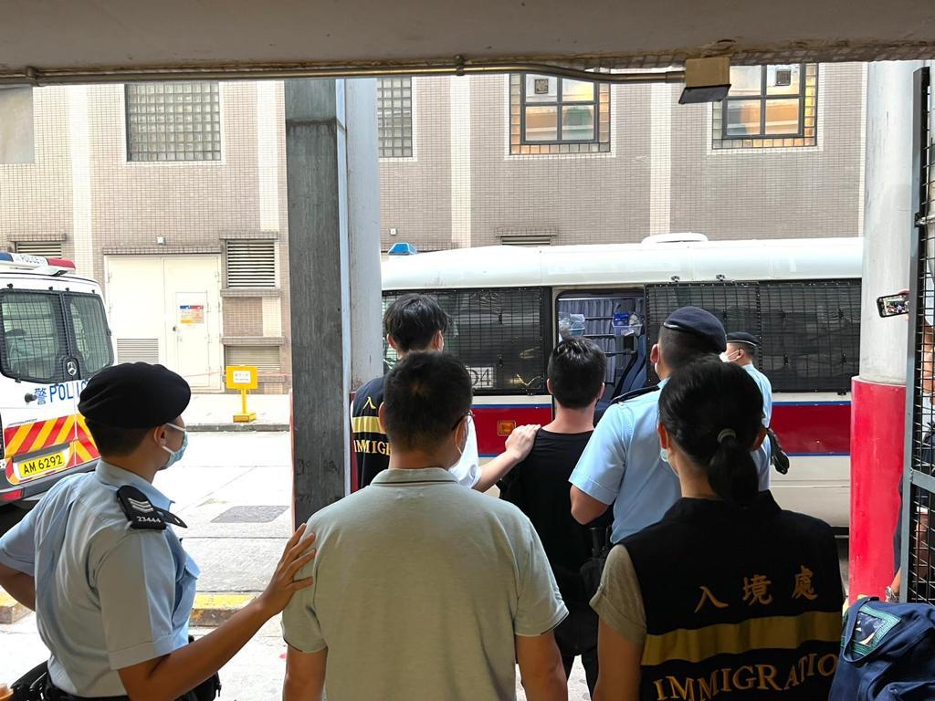 警方聯同入境事務處人員,進行反非法勞工聯合行動,突擊搜查區內多個罪案黑點。(警方圖片)