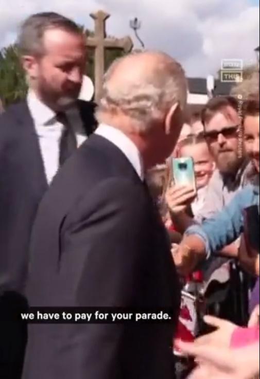 保鑣以迅雷不及掩耳之速度,走在在查理斯與那男子之間。(Twitter)