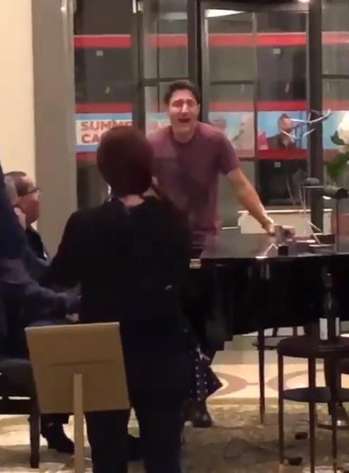 杜魯多高唱《波希米亞狂想曲》。(Twitter)