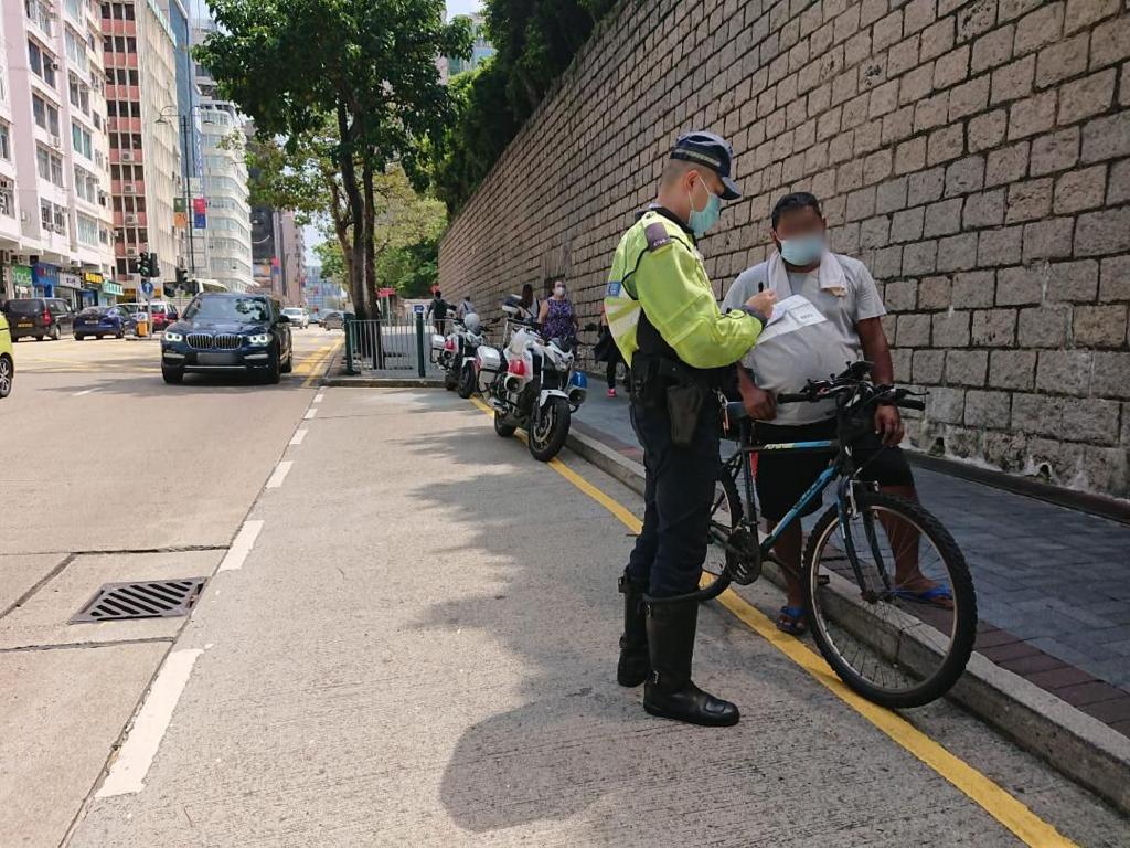 警方亦向47名單車騎手發出傳票,違例事項主要是沒有遵從交通燈號或交通標誌規定及行人路上策騎。(警方圖片)