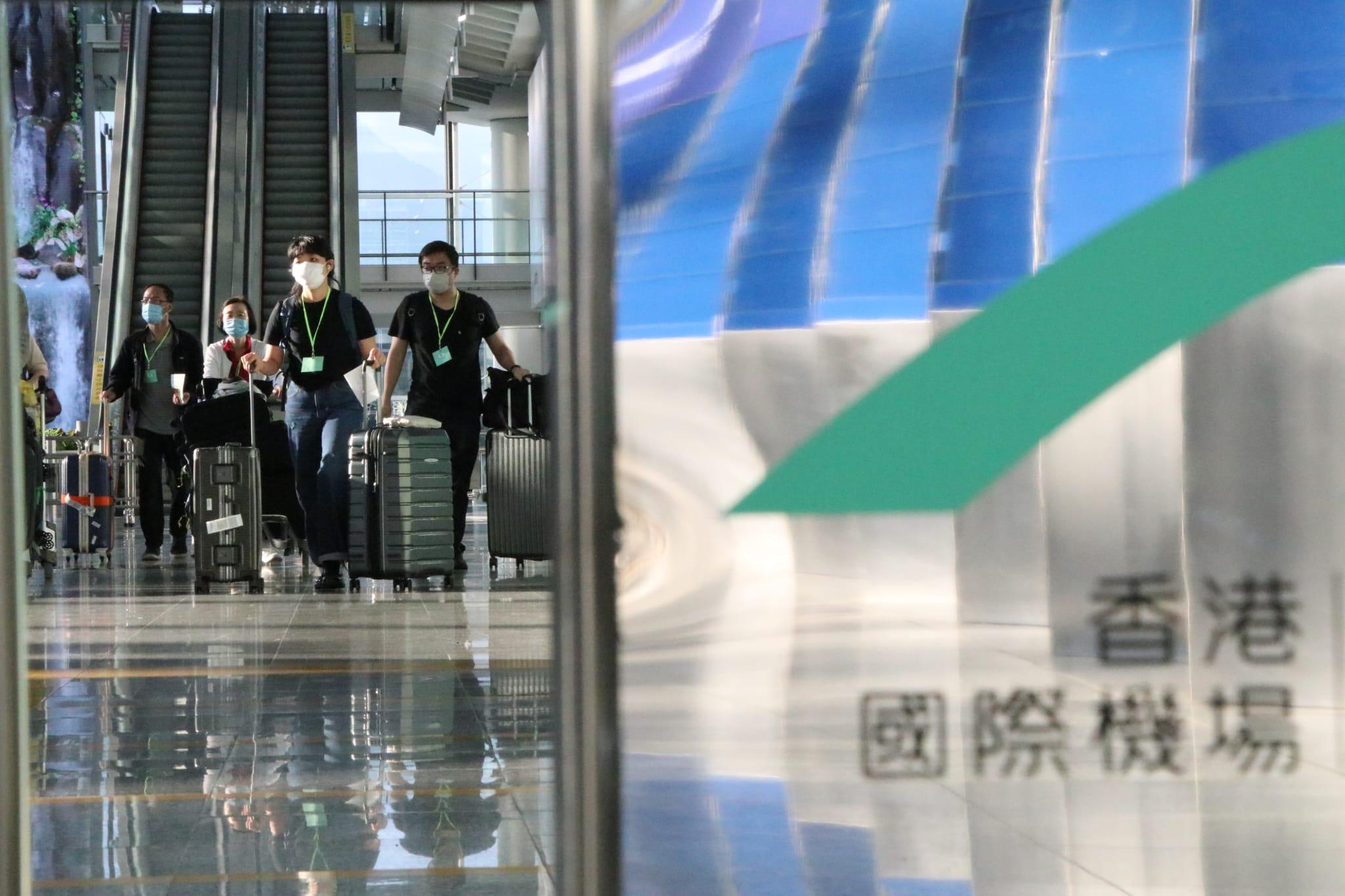 首班在「0+3」實施後抵港航班來自台北,整班機不足10人。(林俊源攝)