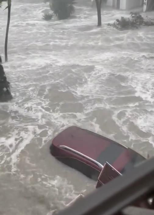 佛州多處水浸。(Twitter)