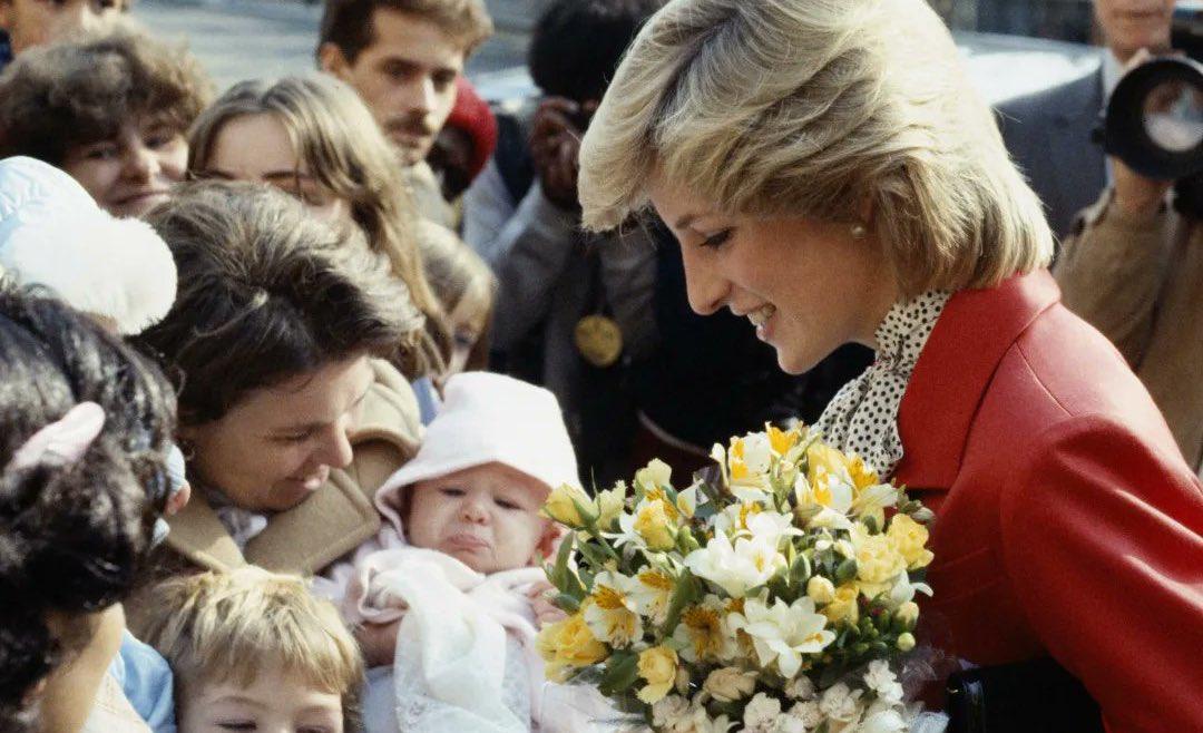 有網民上載戴安娜生前相片悼念。(Twitter)