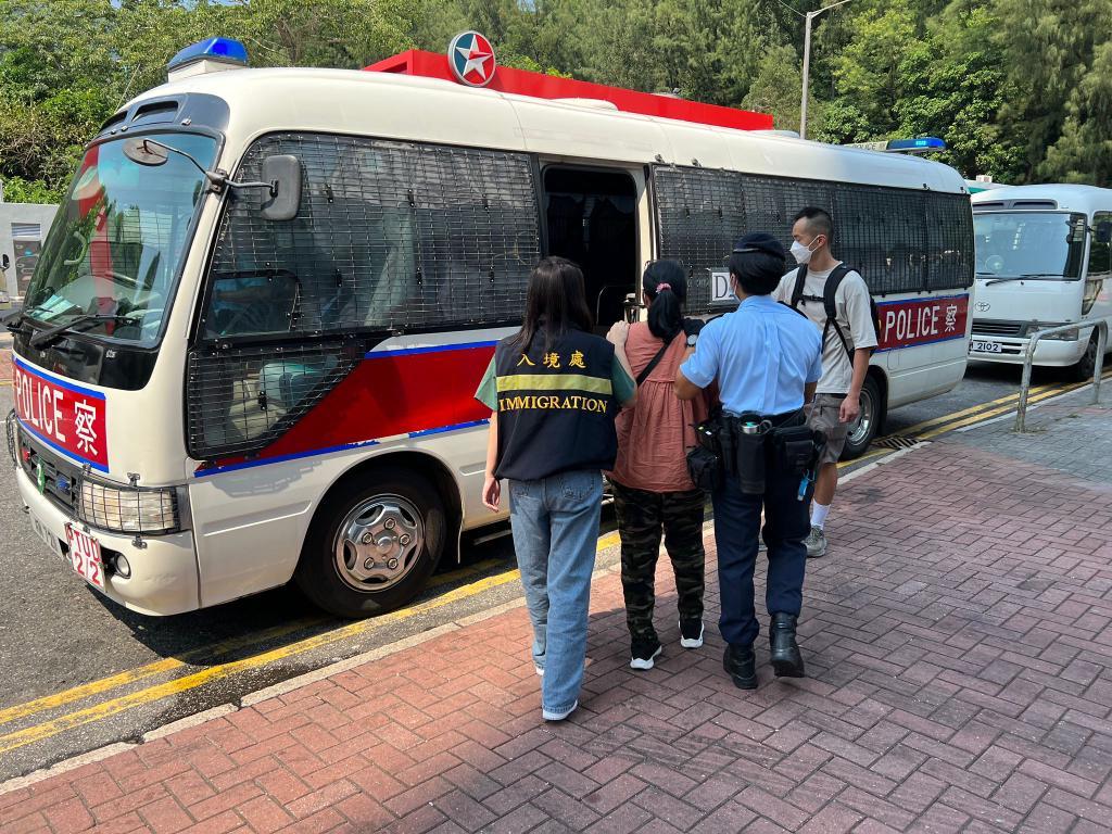 警方聯同入境事務處人員,進行反非法勞工聯合行動,突擊搜查區內多個罪案黑點。(警方圖片)