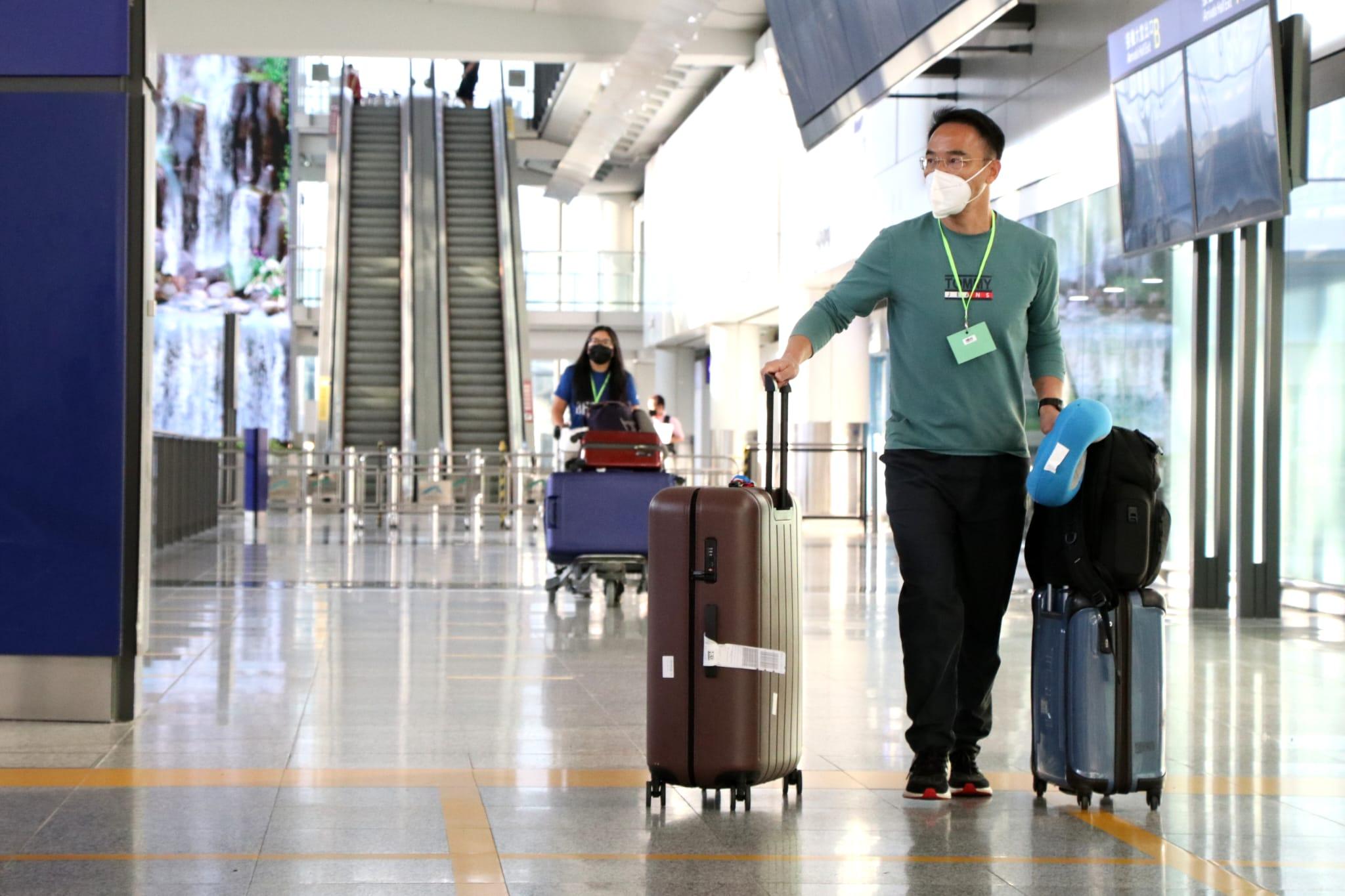 首班在「0+3」實施後抵港航班來自台北,整班機不足10人。(林俊源攝)