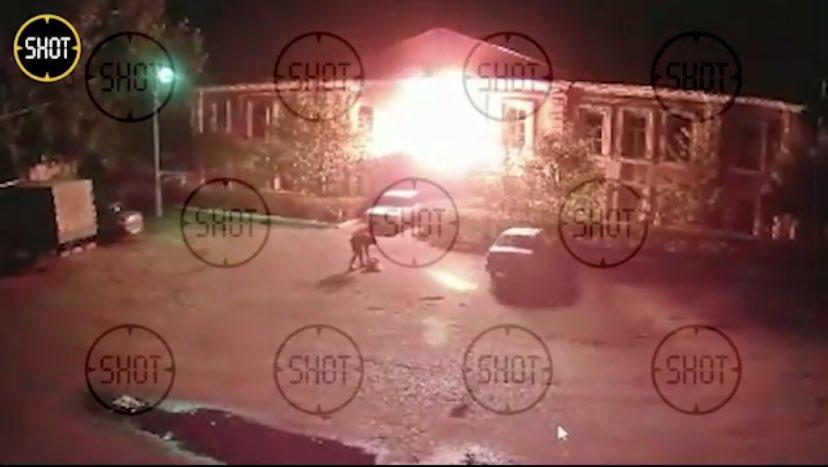 烏留平斯克(Uryupinsk)有人用駕車撞毀招募中心門口後擲汽油彈。(Twitter)