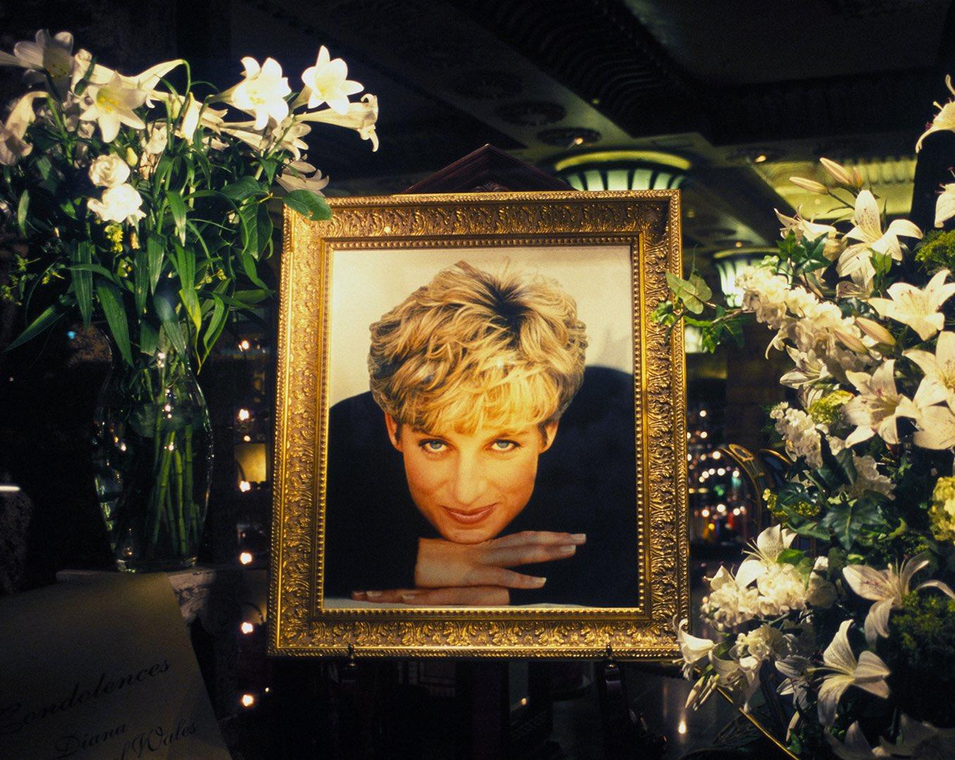 有網民上載戴安娜生前相片悼念。(Twitter)