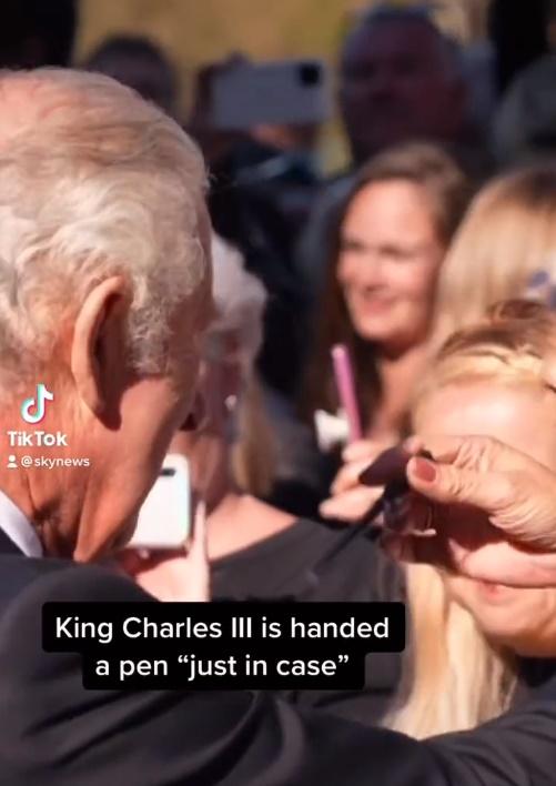 查理斯獲贈原子筆被幽一默。(Twitter)