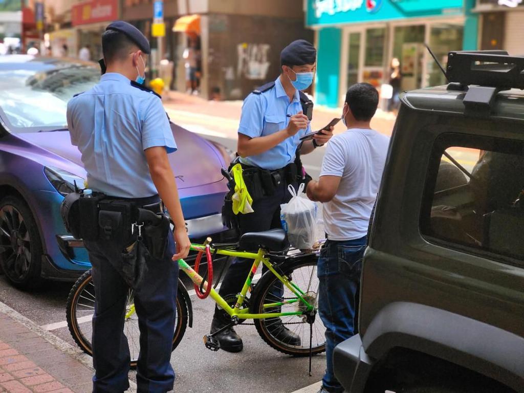 警方亦向47名單車騎手發出傳票,違例事項主要是沒有遵從交通燈號或交通標誌規定及行人路上策騎。(警方圖片)