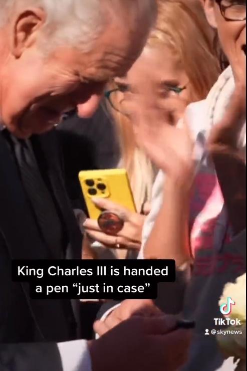 查理斯獲贈原子筆被幽一默。(Twitter)