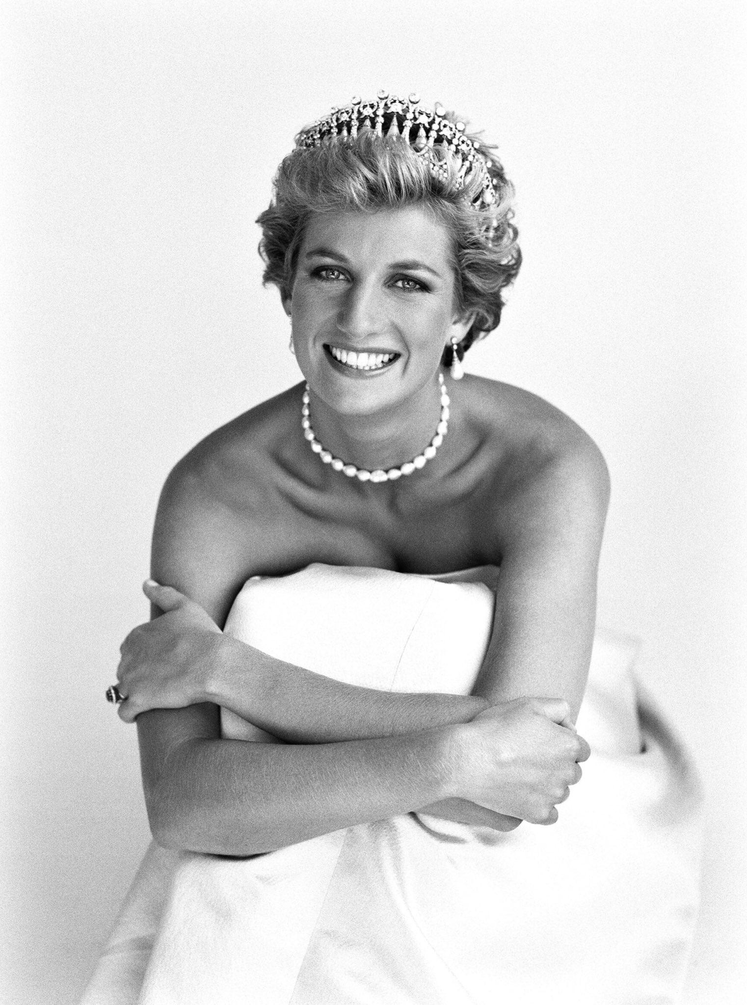 有網民上載戴安娜生前相片悼念。(Twitter)