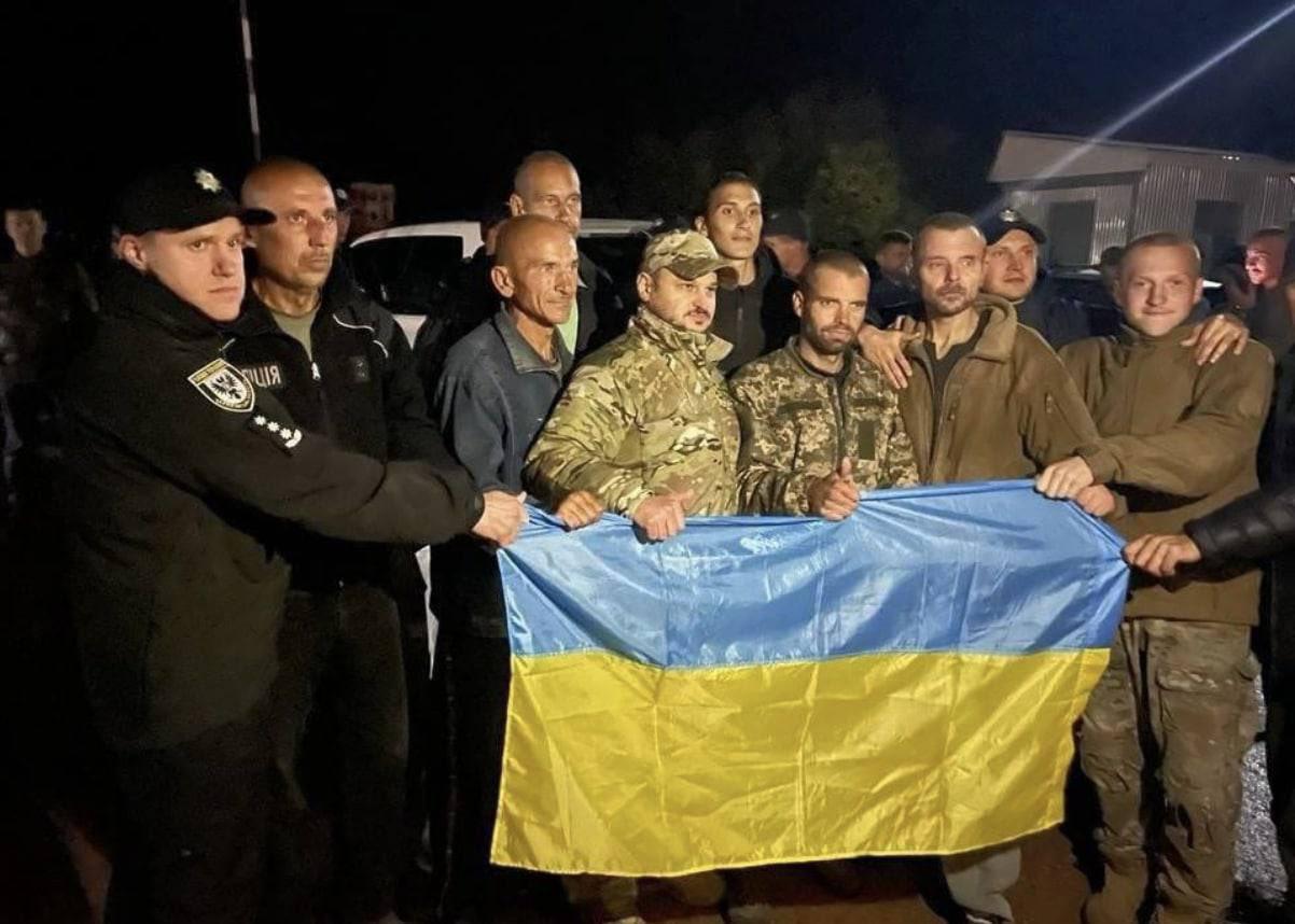 215名亞速鋼鐵廠戰俘獲釋回家,交換普京好友與55俄戰俘。(Twitter)