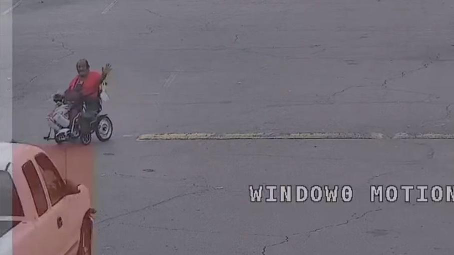 坐輪椅的老翁向靠近的車輛揚手示意「有人」。(Twitter)