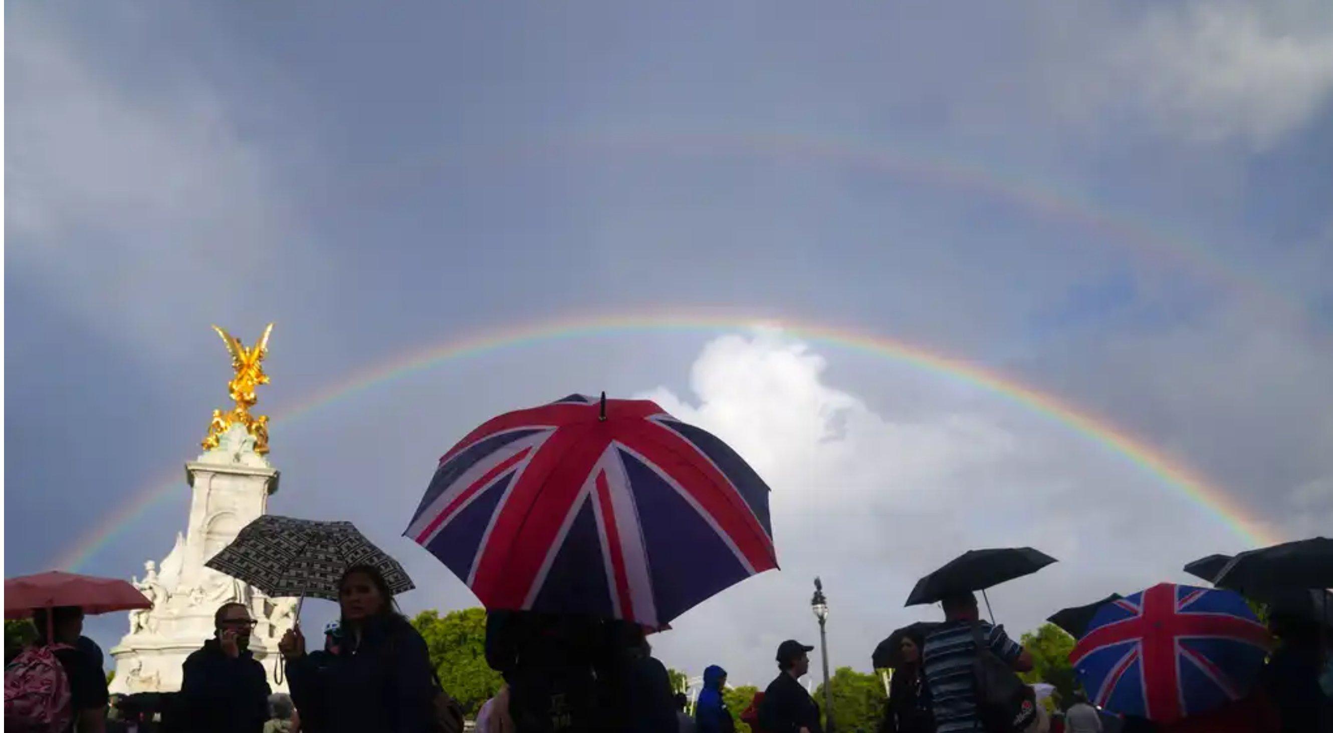 白金漢宮外。(Twitter)