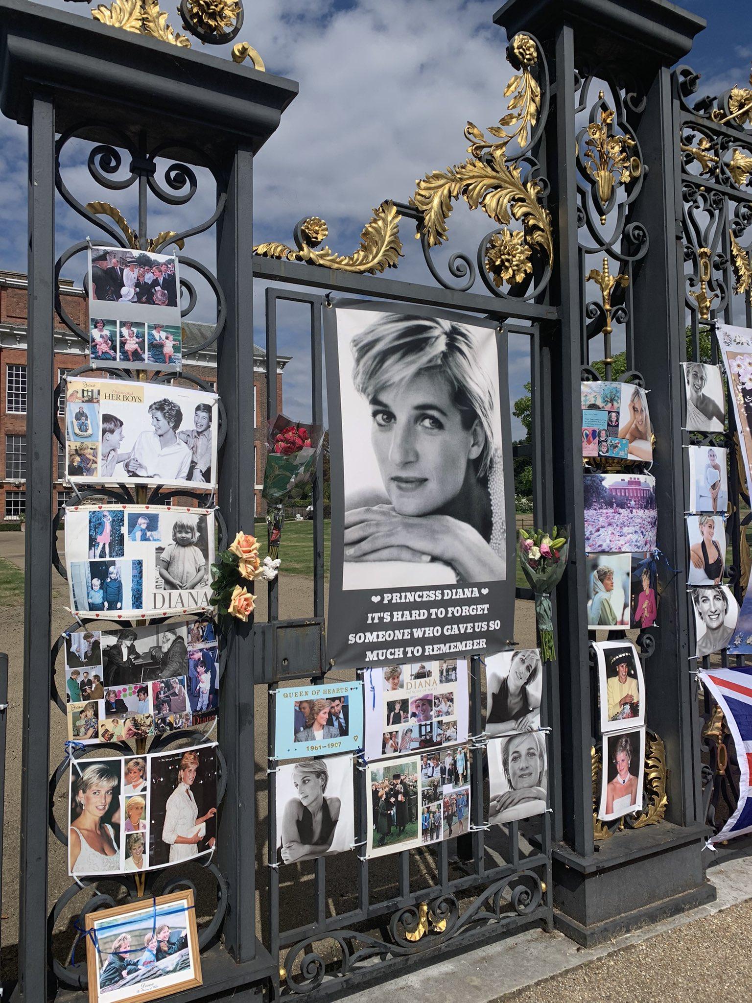 肯辛頓宮外。(Twitter)