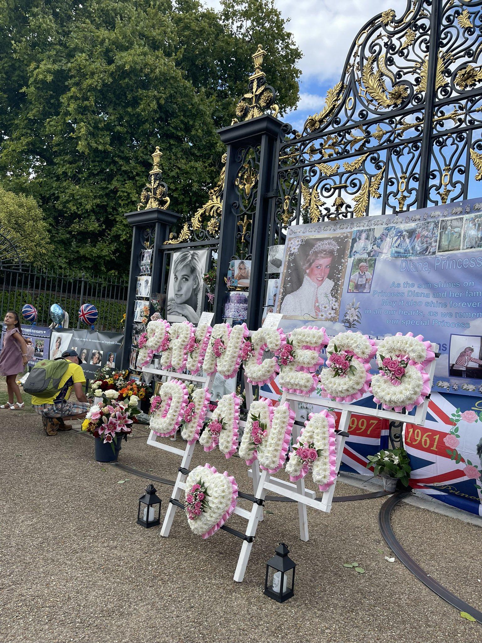 肯辛頓宮外。(Twitter)