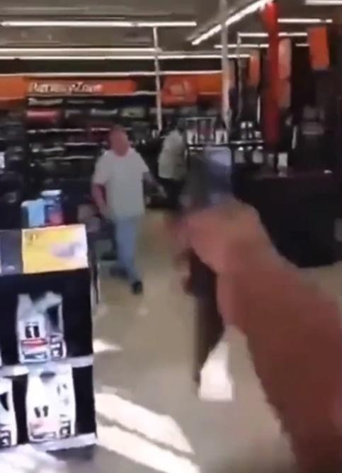 疑兇進入一間汽車零件店並開槍射擊一名顧客。(Twitter)