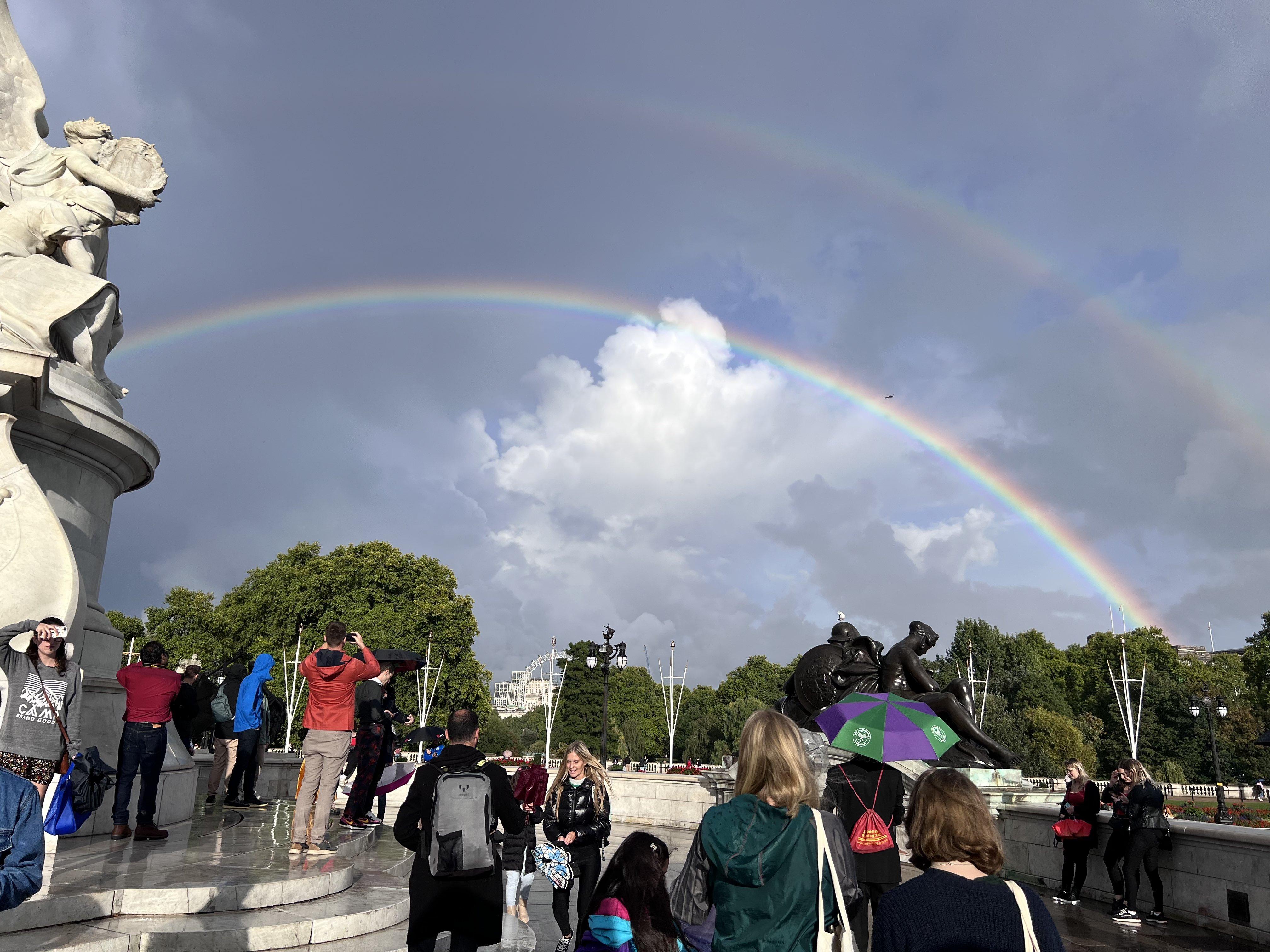 白金漢宮外。(Twitter)