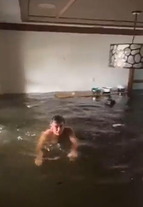 颶風襲佛州,記者被強風吹倒,馬路驚見鯊魚,居民室內游水。(Twitter)