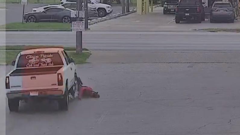 卡車懷疑蓄意轉向直撞老翁。(Twitter)