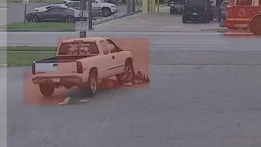 卡車不但沒有停車,更將對方輾過。(Twitter)