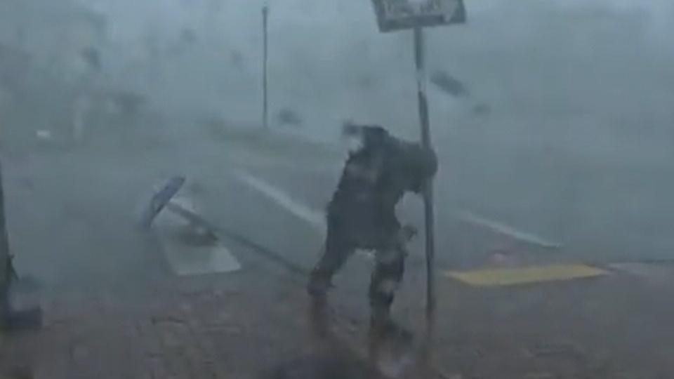 颶風襲佛州,記者被強風吹倒,馬路驚見鯊魚,居民室內游水。(Twitter)