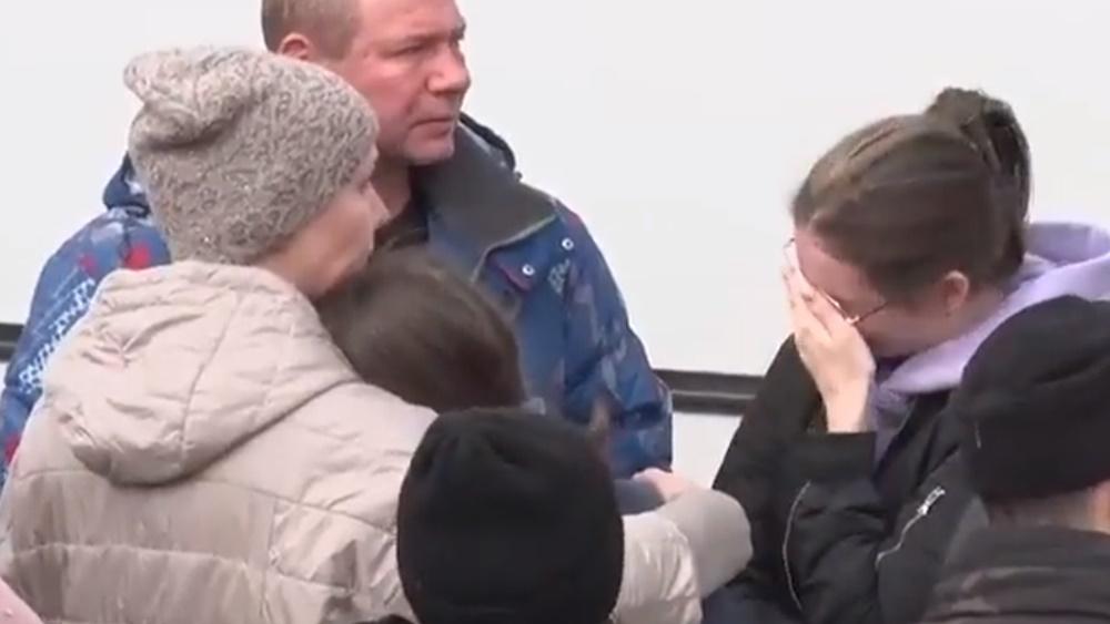 在Yakutia地區,顯示近百名俄羅斯人圍繞著幾架巴士,要與正在排隊上車的數十名男子含淚道別。(Twitter)