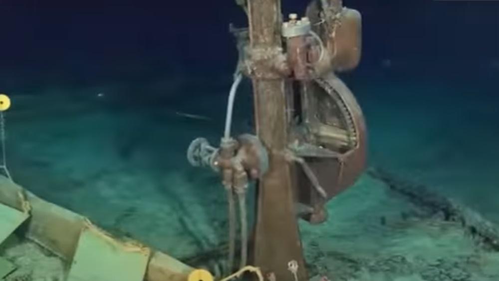 片中可以看到船頭、左舷、船體、錨鍊、貨艙等部位,就連遭到侵蝕或腐爛的痕跡亦清楚可見。(YouTube)