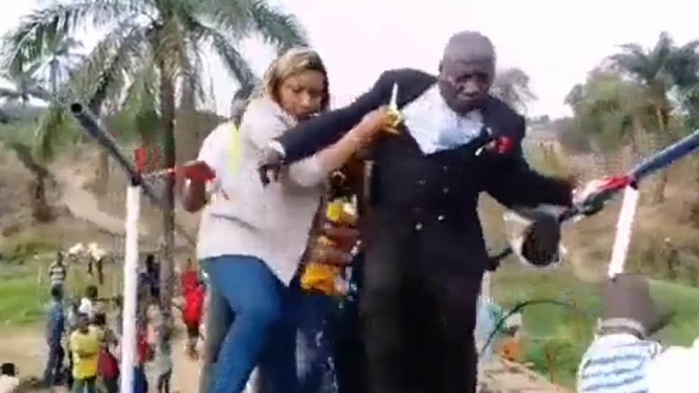 該座橋的橋身和兩側扶手隨即斷開,貴賓手中拿著的香檳還來不及開瓶。(Twitter)