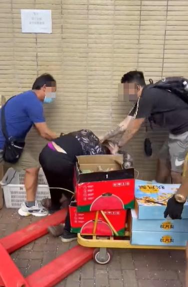 2婦扭打,在場3名男街坊上前勸阻,將兩人分開。(屯門友@FB)