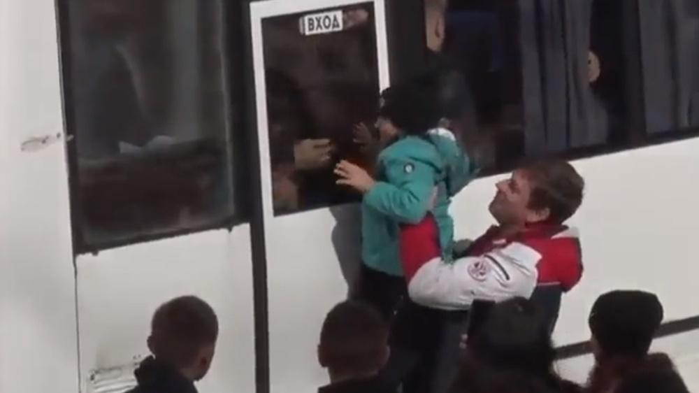 在Yakutia地區,顯示近百名俄羅斯人圍繞著幾架巴士,要與正在排隊上車的數十名男子含淚道別。(Twitter)