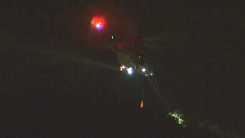 當局派出救援人員登山搜救,政府飛行服務隊亦派出直升機到場協助搜尋。(電視截圖)