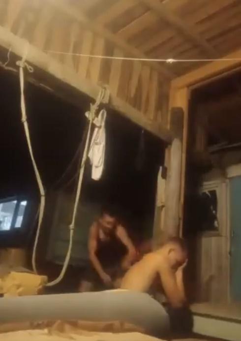 男子雙手高舉大鐵鎚,對準几子上的手肘大力打下去。(Twitter)