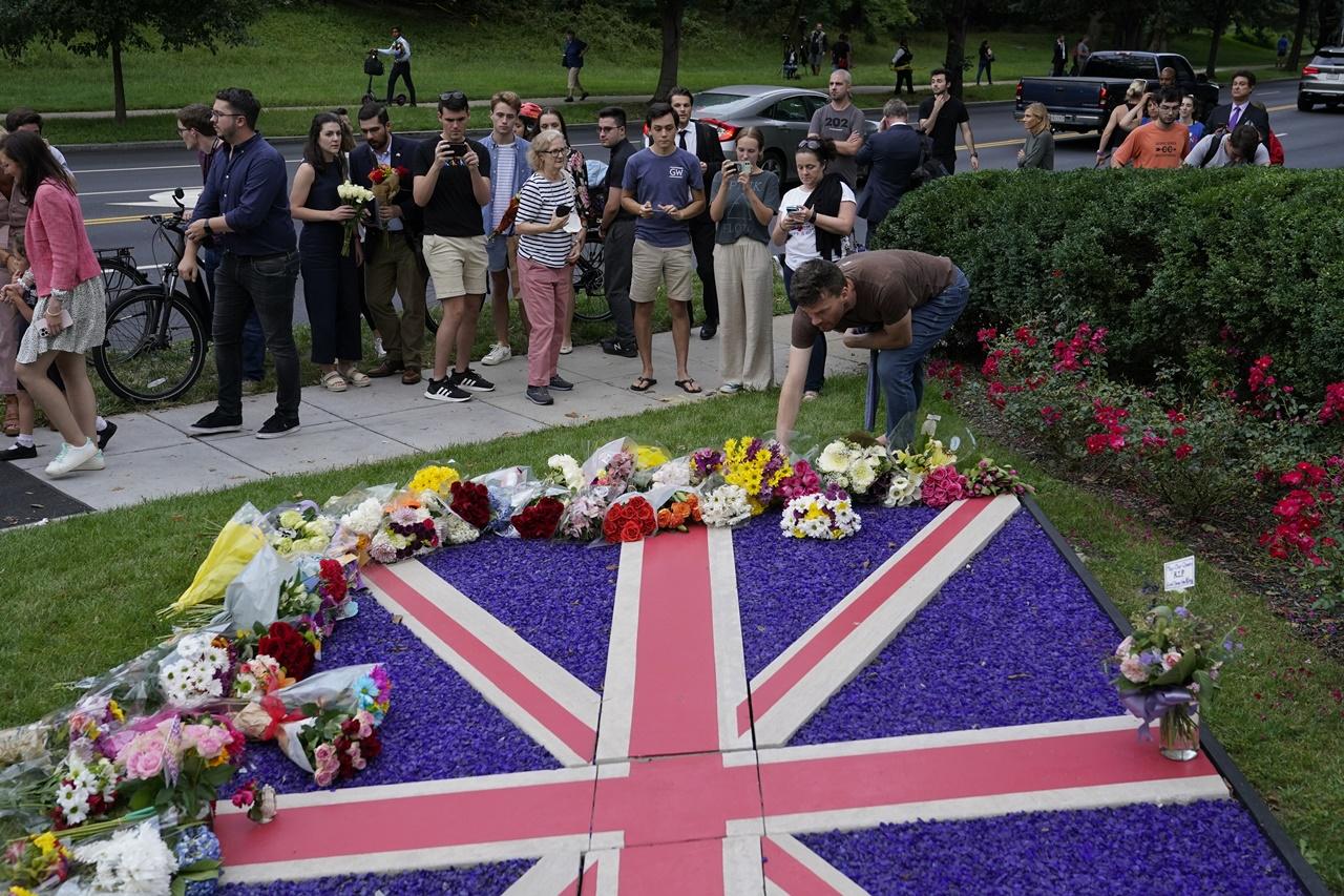 美國有民眾前往英國大使館獻花悼念英女王。(AP)