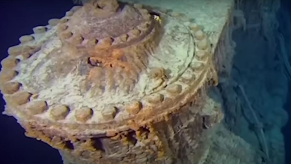 片中可以看到船頭、左舷、船體、錨鍊、貨艙等部位,就連遭到侵蝕或腐爛的痕跡亦清楚可見。(YouTube)