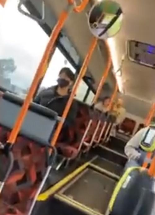有乘客喝罵二人行為。(Twitter)