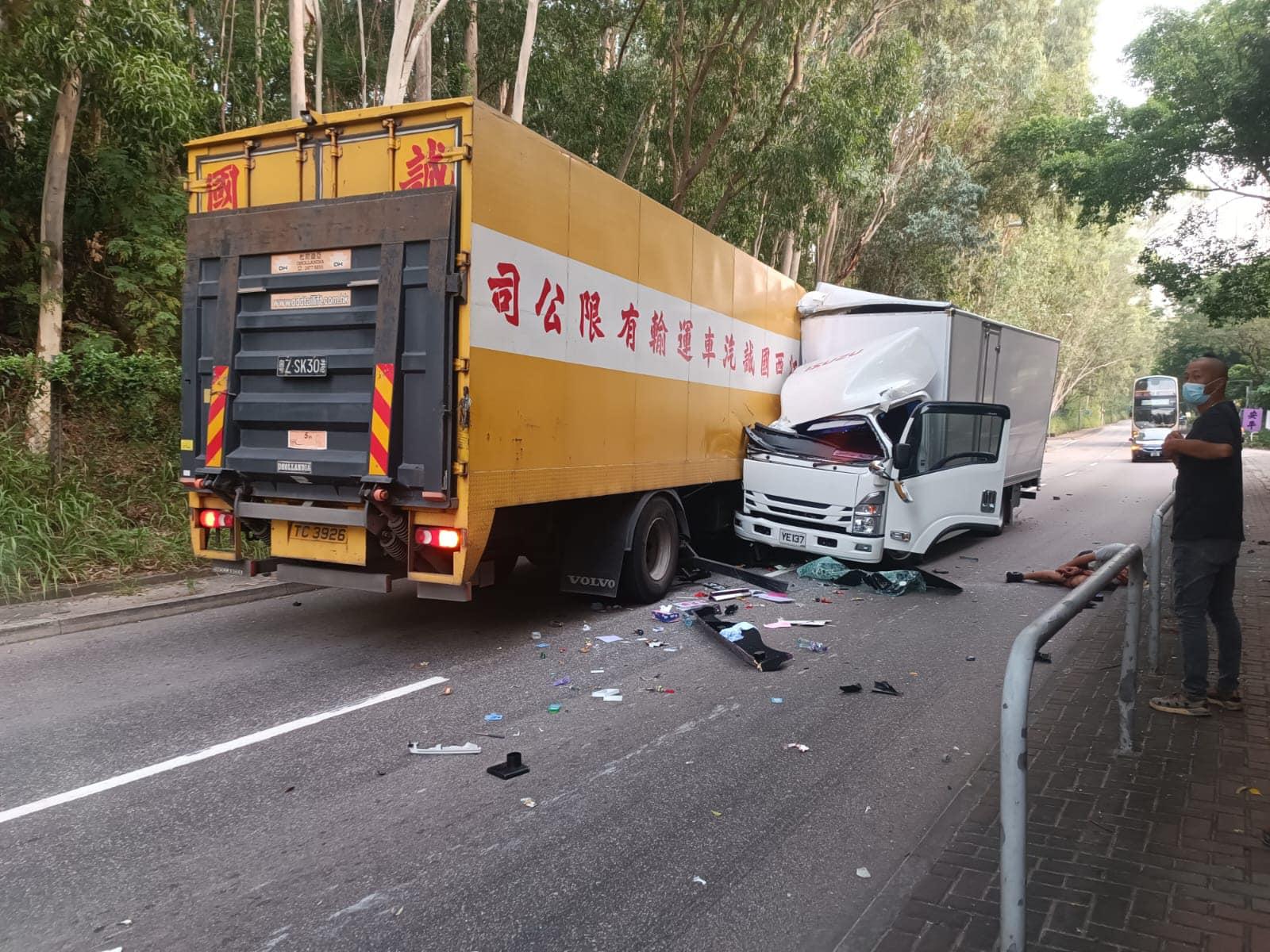 兩車車頭盡毀,兩名司機俱受傷。(馬路的事 (即時交通資訊台)@FB)