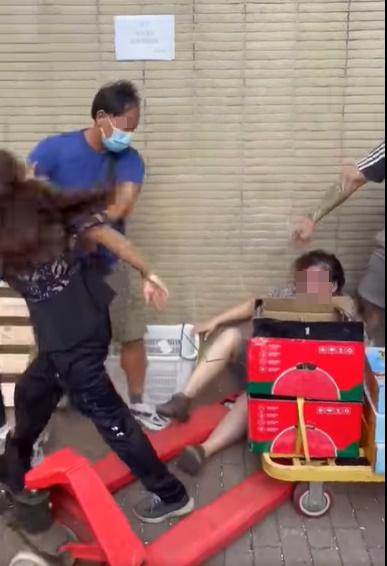 2婦扭打,在場3名男街坊上前勸阻,將兩人分開。(屯門友@FB)