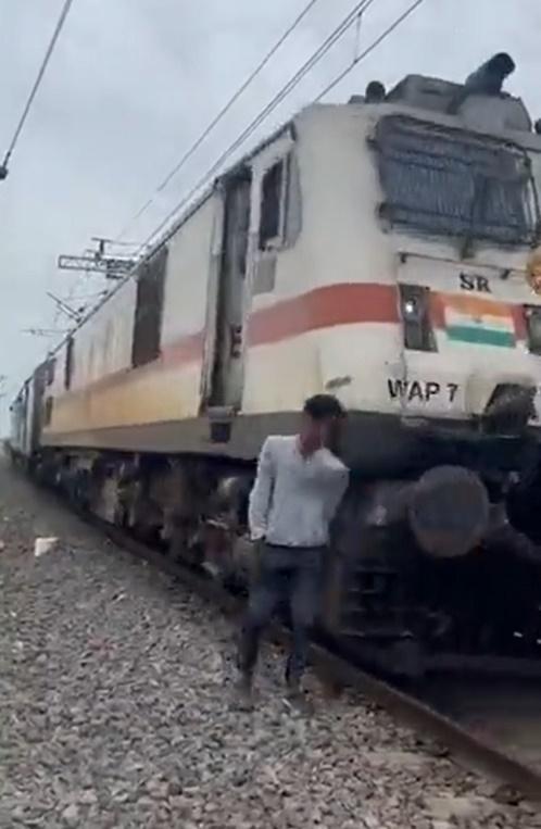 惟Ch Akshay Raj走得太近路軌。(Twitter)