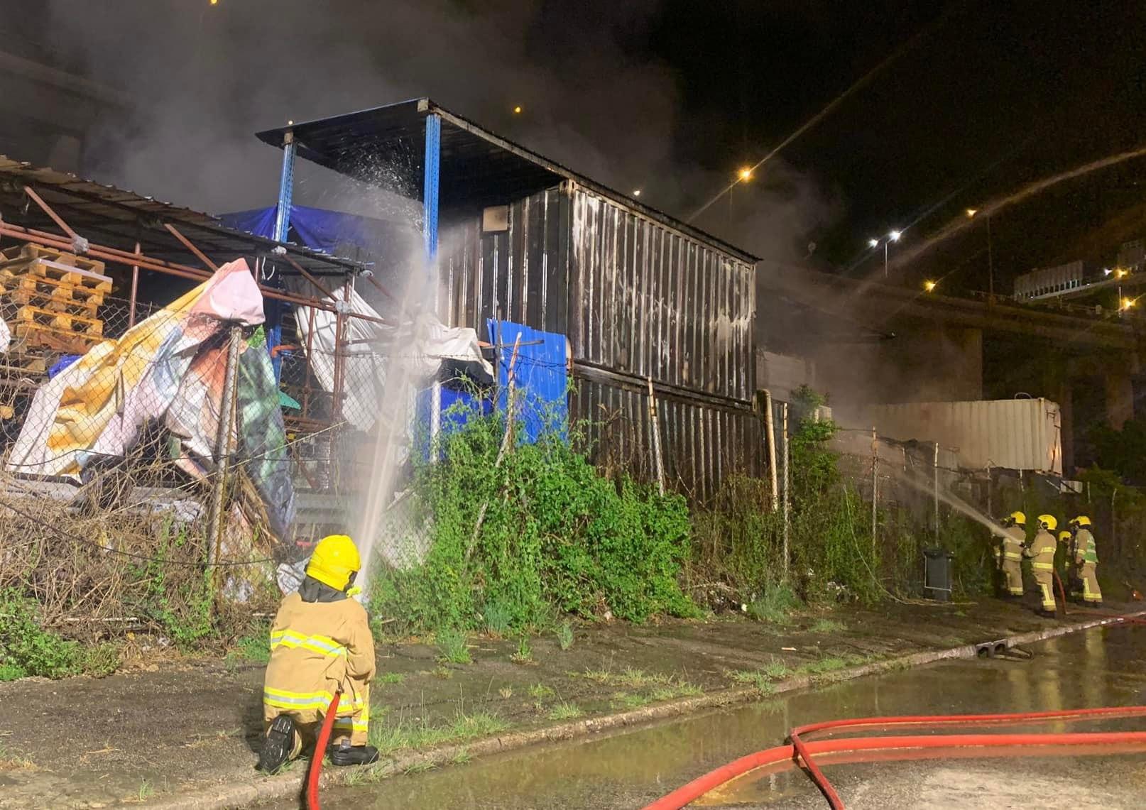 消防出動4隊煙帽隊及4條喉灌救。(香港消防處@FB)