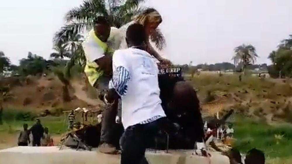 橋上2名人員第一時間把女司儀由傾斜的橋面拉回橋上。(Twitter)