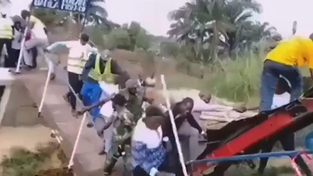 另一角度可見橋梁中間斷裂崩塌,成為「V」字。(Twitter)