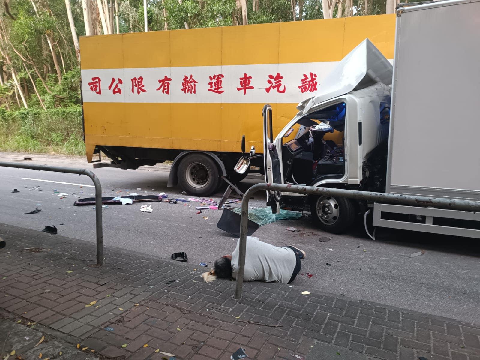 兩車車頭盡毀,兩名司機俱受傷。(馬路的事 (即時交通資訊台)@FB)