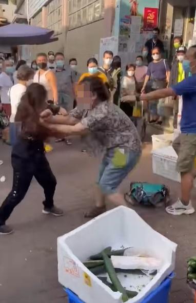 惟兩名婦人餘怒未息隨即又扭打,又起飛腳又出拳。(屯門友@FB)