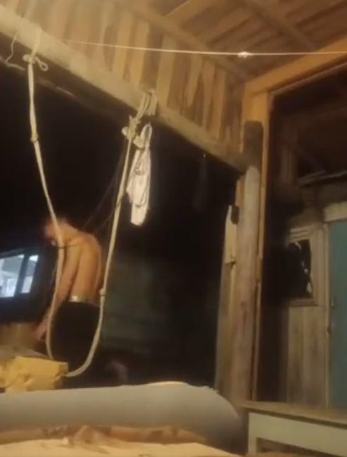 半裸男發出痛苦的呻吟聲,並以右手撫著左肩。(Twitter)