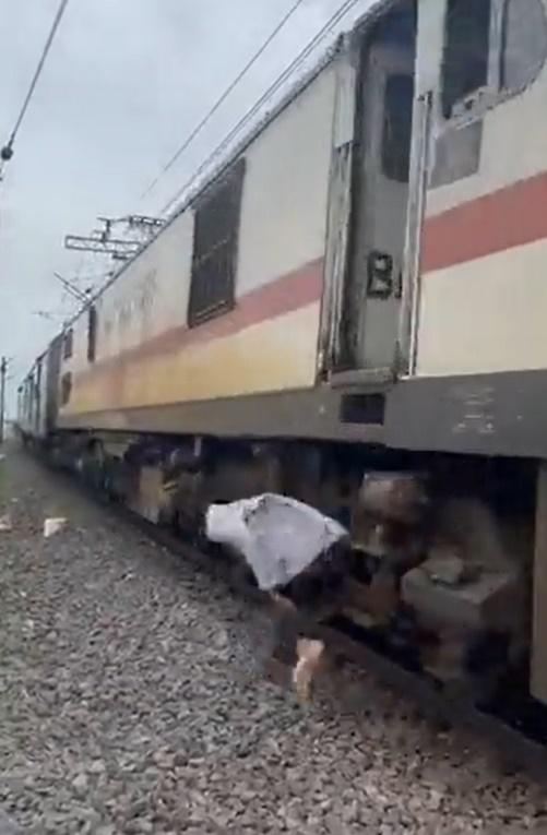 Ch Akshay Raj被火車撞得雙腳離地。(Twitter)