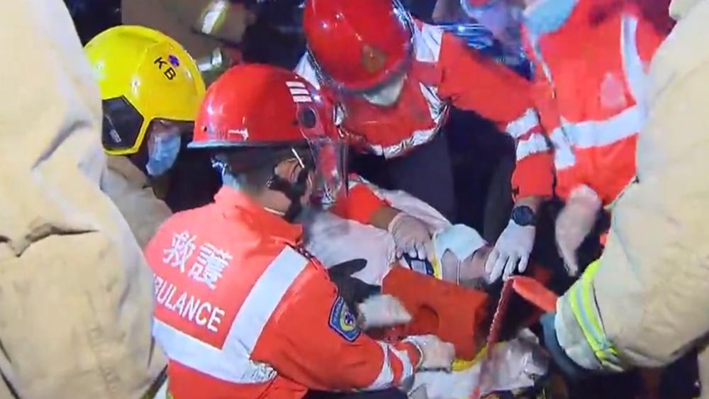 涉事Tesla懷疑失控撞向停泊於上址的箭嘴車,3名工人受傷。(電視截圖)