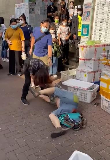 惟兩名婦人餘怒未息隨即又扭打,又起飛腳又出拳。(屯門友@FB)