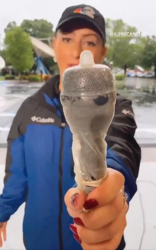 Kyla Galer則大方地在社交平台Instagram上解釋個咪為何套上避孕套。(Twitter)