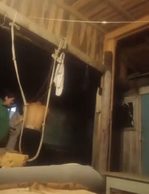 之後有2名婦人出來查看半裸男的手。(Twitter)